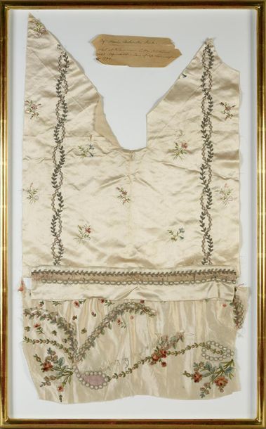 null MARIE-ANTOINETTE, reine de France (1755-1793).
Fragments d'une robe de cour...