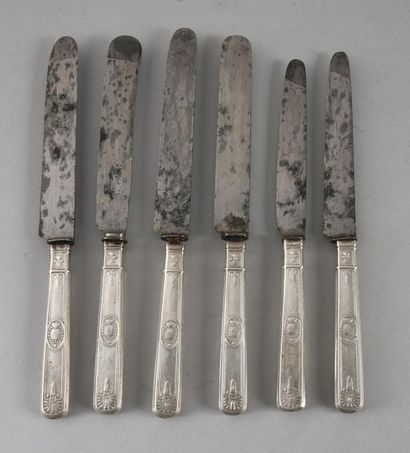 null SERVICE DE LA TABLE DU ROI LOUIS XVIII.
Ensemble de six couteaux avec manches...