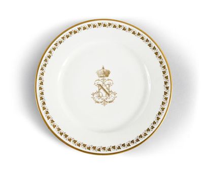 null SERVICE DE TABLE DE L'EMPEREUR NAPOLÉON III.
Assiette plate en porcelaine blanche...