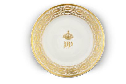 null ASSIETTE.
En porcelaine blanche à décor central du monogramme
P. P. sous couronne...