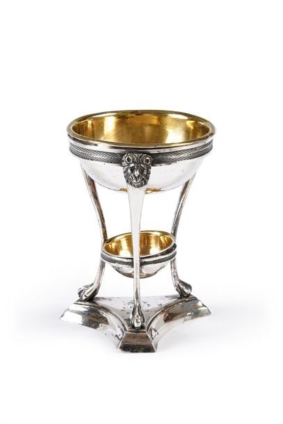 null SILVER DISPLAY CUP.
Resting on a tripod base ending with lion paws, vermeil...