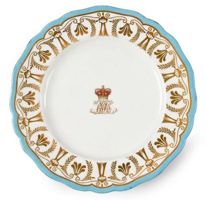 MAISON ROYALE DE GRANDE-BRETAGNE Belle assiette plate en porcelaine, à décor central...