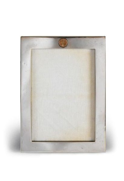 MAISON IMPÉRIALE DU JAPON Large silver frame, which may contain a photographic portrait,...