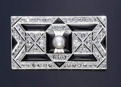 null 750°° white gold plate brooch centered with a pearl in a surround of openwork...