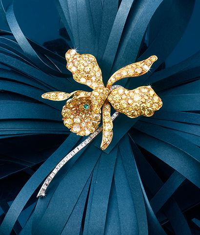 null Exceptional brooch in 750°° yellow gold and 850°° platinum, stylizing an orchid,...