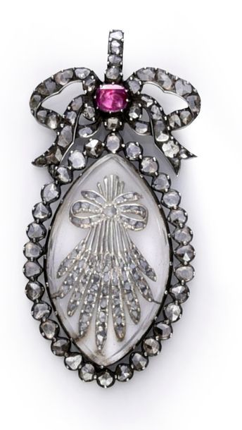 null Medallion pendant in the shape of a shuttle in silver800°° set with roses, between...