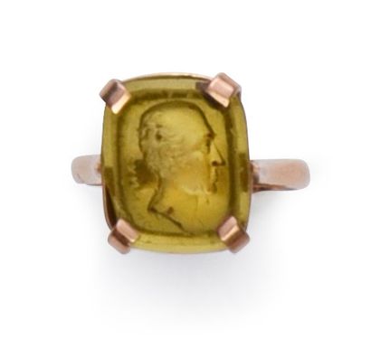 null 750°° gold ring set with an intaglio of a man in profile (eclat)
TDD: 57
Gross...