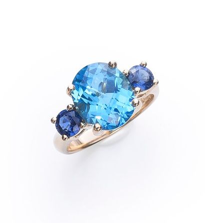 null Ring in 750°° yellow gold, adorned with a cushion-cut topaz of about 5.85 ct,...