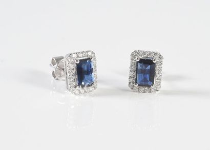 null Pair of earrings in 750° white gold, adorned with two emerald cut sapphires...