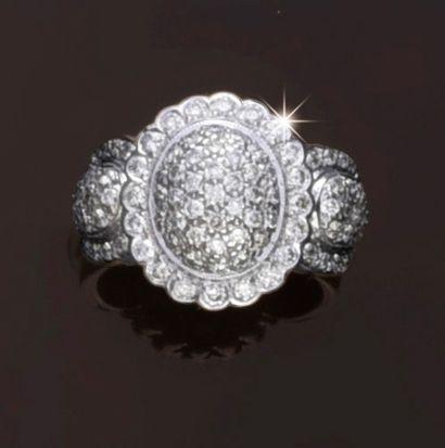 null Ring in 750°° white gold, with central oval design with a diamond paved surround.
TDD:...