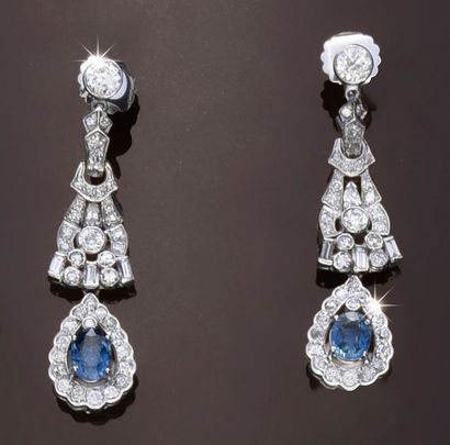 null Pair of articulated earrings in platinum 850°° set with antique cut diamonds,...