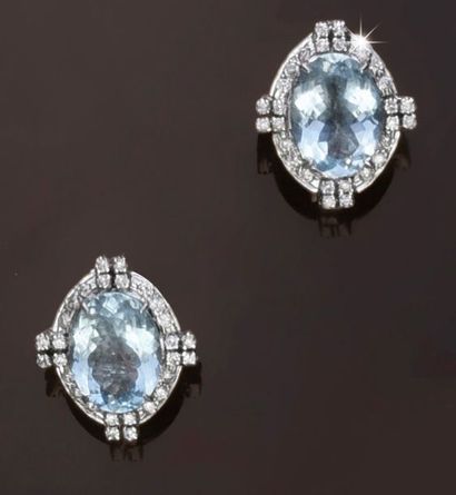 null Pair of 750°° white gold ear clips set with an oval aquamarine in a diamond...