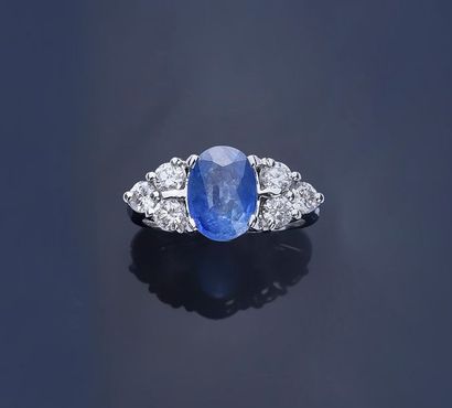 null Ring in white gold 750°°, decorated with an oval cut sapphire of 2.86 ct. and...