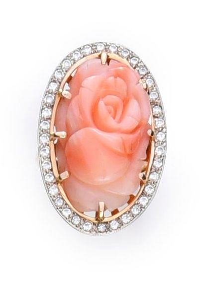 null 750°° gold ring set with a pale pink coral plate engraved with a rosebud pattern,...