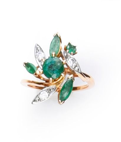 null Flower ring in 750°° gold and 950°° platinum, set with one round emerald, three...