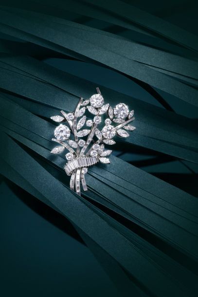 null Flower bouquet brooch in platinum 950°°°, featuring three flowered branches,...