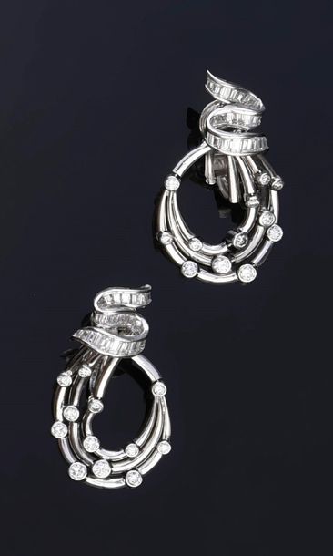 null Pair of 750°° white gold ear clips decorated with a ribbon set with baguette...