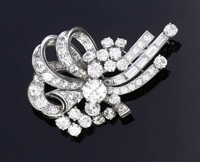 null Bow brooch in platinum 850°°, decorated in its center with a modern cut diamond...