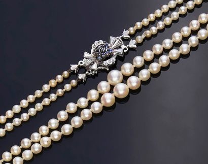 null Two-row necklace of falling cultured pearls (3 mm to 6 mm). Clasp in white gold...