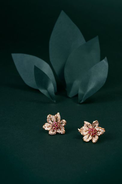 BOUCHERON Mount.
Pair of 750°° gold ear clips with flower petal motif set with antique...