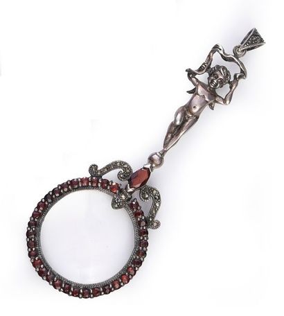 null 925e silver magnifying glass, the glass rim set with garnets, the catch in the...
