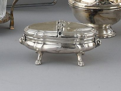 null Spice box in silver 925e, oval shaped, resting on four feet, it opens with two...