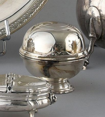 925e silver soap ball. The hinged lid, decorated...