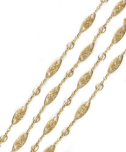null Long necklace in gold 750°°, composed of oval filigree openworked links.
Work...