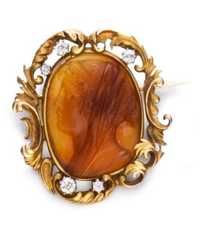  Brooch in 750° gold, adorned with an agate cameo stylizing the profile of a woman...