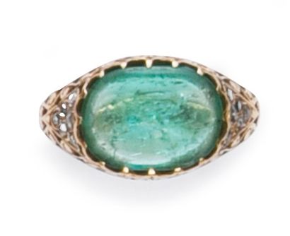  Man's ring in 750° gold, set with a cabochon emerald, the setting with openwork...