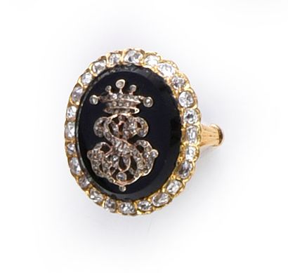 null 750°° gold ring adorned with an oval onyx plate applied with an S.H. numeral...