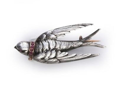 null Brooch in silver800°°, depicting a swallow, she wears a gold necklace set with...