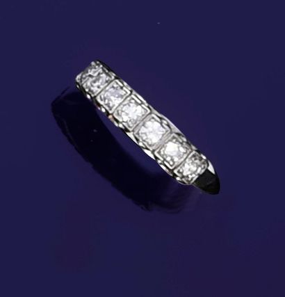 null 750°° white gold garter ring set with a line of 8/8 diamonds.
TDD: 52
Gross...