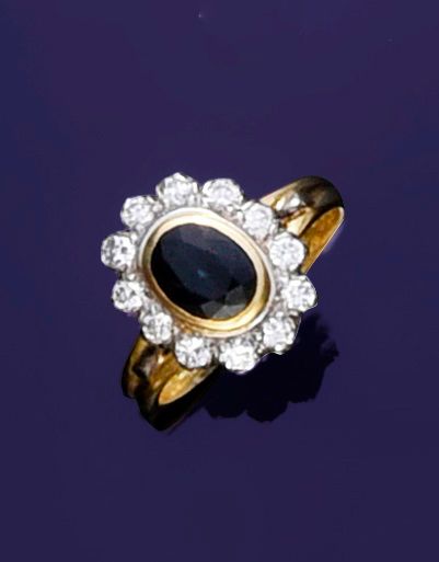 null Two-tone 750°° gold ring set with an oval sapphire in a diamond surround.
TDD:...