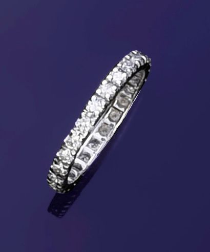 null American wedding band in 750° white gold, set with brilliant diamonds.
TDD:...