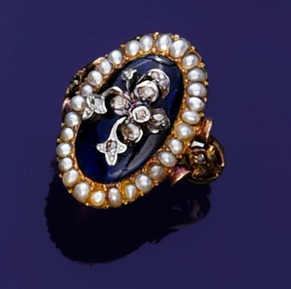 null 750°° gold ring with an oval shape centered with a blue crystal motif applied...