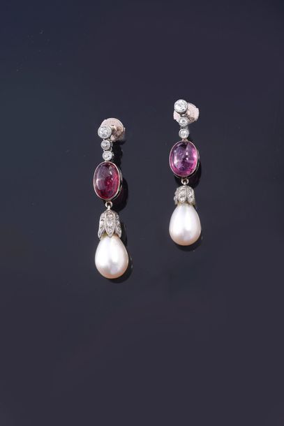 null Pair of 750°° white gold earrings, adorned with a diamond drop in gem-set retaining...