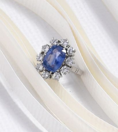 null 750°° white gold ring set with an oval Ceylon sapphire of approximately 4.5...