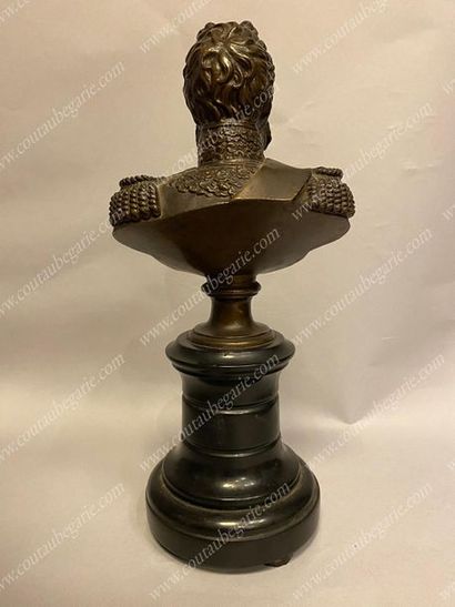null *LOUIS-PHILIPPE, roi des Français (1773-1850).
Buste en bronze à patine brune,...