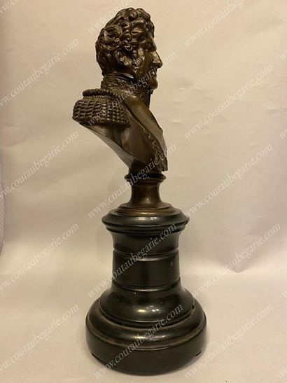 null *LOUIS-PHILIPPE, roi des Français (1773-1850).
Buste en bronze à patine brune,...