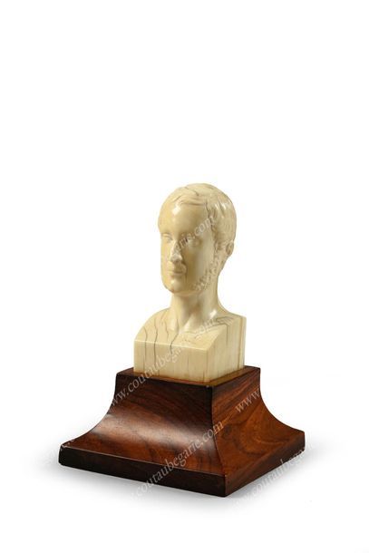 null *FERDINAND-PHILIPPE, duc d'Orléans (1810-1842).
Petit buste sculpté en ivoire?...