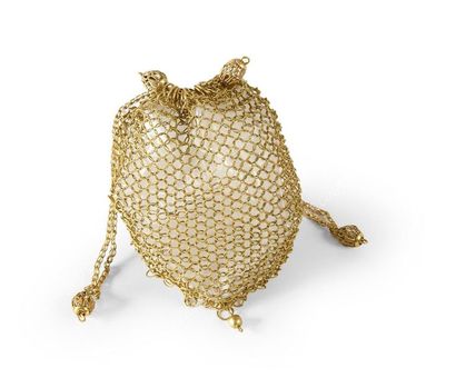 null LITTLE LADY'S PURSE IN YELLOW GOLD. 
 In "chain mail", opening by a sliding...