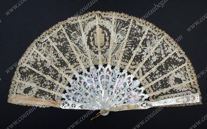 MAISON IMPÉRIALE DU BRÉSIL 
Beautiful folded fan that once belonged to Princess Isabelle...