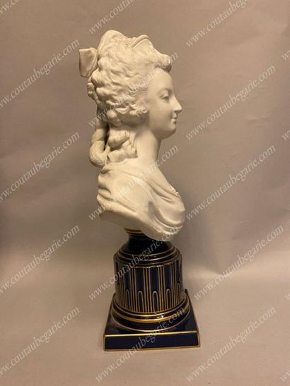 null MARIE-ANTOINETTE, Queen of France (1755-1793). 
 Bust in biscuit, representing...