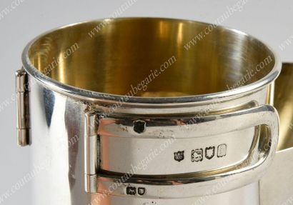 null WARM TEA FOR HUNTING.
Cylindrical shape in silver, inside vermeil. Preserved...