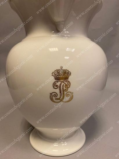 null *OFFICIALS SERVICE FOR THE CASTLE OF FONTAINEBLEAU.
Decoction pot, in hard porcelain,...