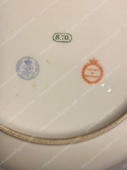 null *SERVICE OF PRINCIPLES FOR THE LOUIS-PHILIPPE KING.
Pair of hard china plates,...