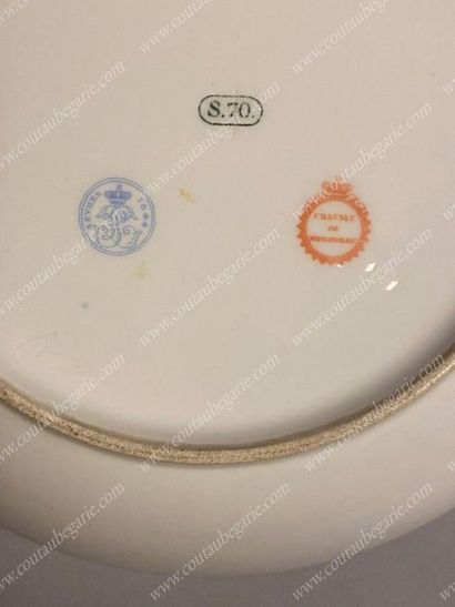 null *SERVICE OF PRINCIPLES FOR THE LOUIS-PHILIPPE KING.
Pair of hard china plates,...