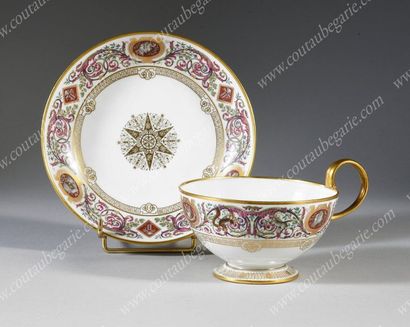 null *SERVICE DES CHASSES.
Large teacup, cup model, with its saucer, in hard porcelain,...