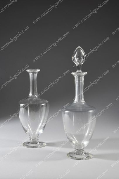 null SERVICE DE TABLE DES PRINCES DE FRANCE.
Pair of crystal wine decanters, resting...